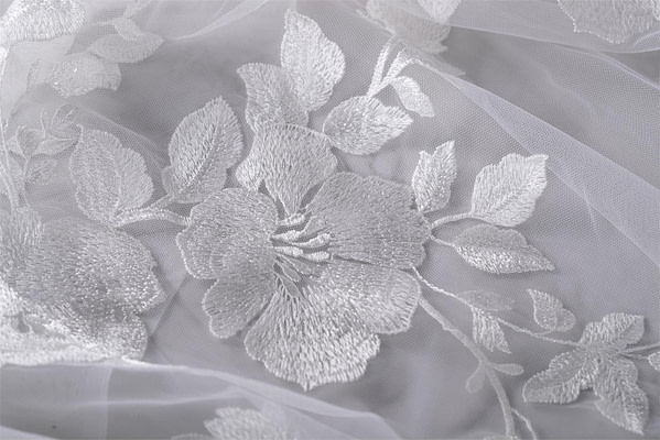 Tulle blanc brodé de motifs floraux | new tess