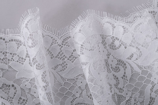 Pizzo chantilly bianco con doppio smerlo e motivo fitto | new tess