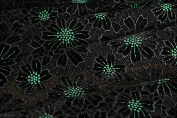 Flowers Laces-Embroidery Apparel Fabric UN001019