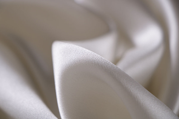 Ivory white crêpe back satin fabric in pure silk | new tess