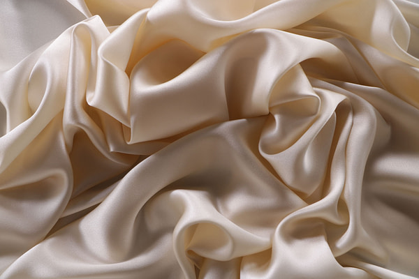 Milk white crêpe back satin fabric in pure silk | new tess