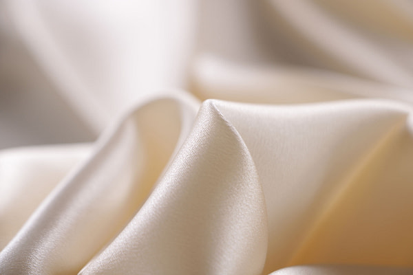Milk white crêpe back satin fabric in pure silk | new tess