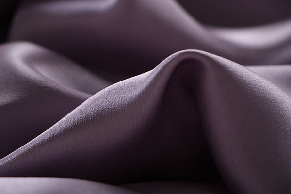 Pewter silver crêpe back satin fabric in pure silk | new tess