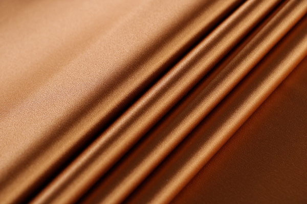 Caramel brown crêpe back satin fabric in pure silk | new tess