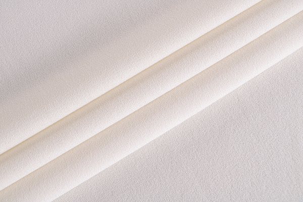 Ivory white wool crêpe fabric | new tess