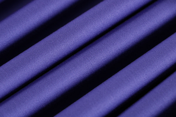Tessuto Rasatello Di Cotone Stretch Iris per Abbigliamento