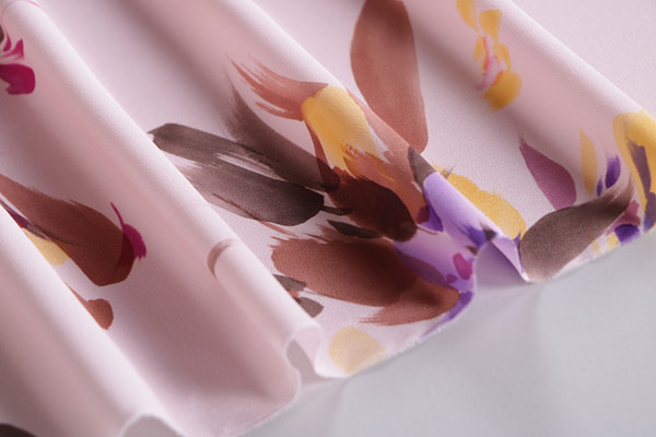 Tessuto Crepe Fiori Sfumati ST000638 per Abbigliamento