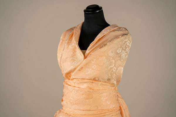 Peachy pink shiny matt jacquard fabric in linen and silk | new tess