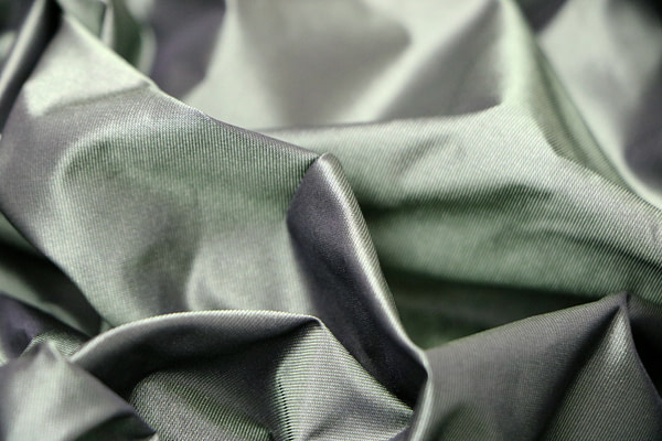 Pure silk taffeta fabric with iridescent effect | new tess