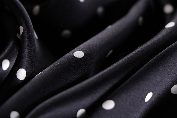 Tissu crêpe satin de soie imprimé noir à pois blancs pour la couture et l'habillement - new tess