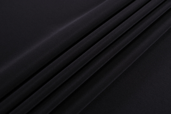 Tissu crêpe de chine noir en soie pour vêtements