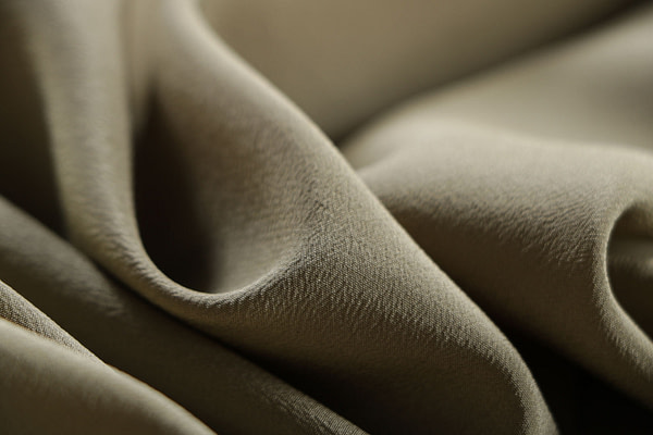 Olive green crêpe de chine fabric in pure silk | new tess