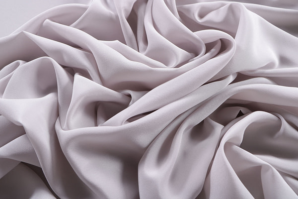 Dew silver crêpe de chine fabric in pure silk | new tess