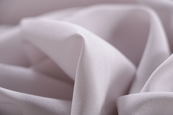 Dew silver crêpe de chine fabric in pure silk | new tess