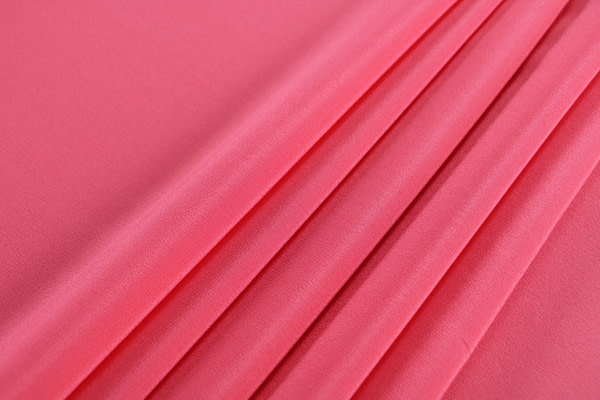 Tissu de crêpe de chine de soie de couleur unie rouge géranium pour la couture et l'habillement - new tess