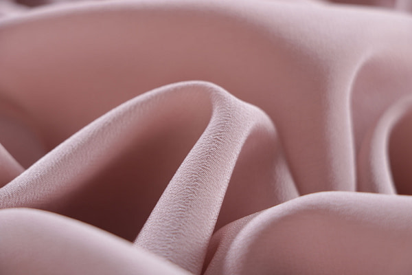 Petal pink crêpe de chine fabric in pure silk | new tess