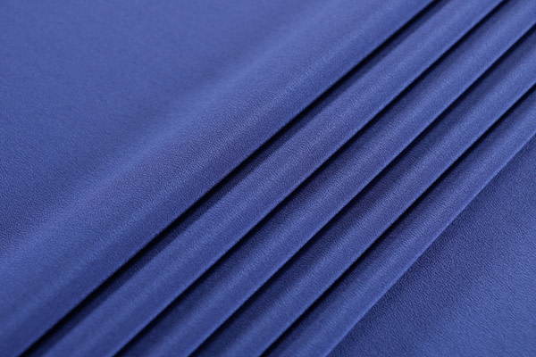 Sapphire blue crêpe de chine fabric in pure silk | new tess
