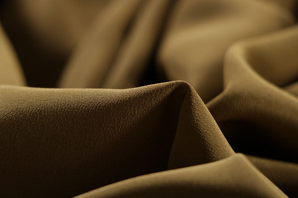 Leaf green crêpe de chine fabric in pure silk | new tess