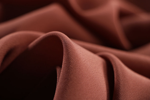 Walnut brown crêpe de chine fabric in pure silk | new tess