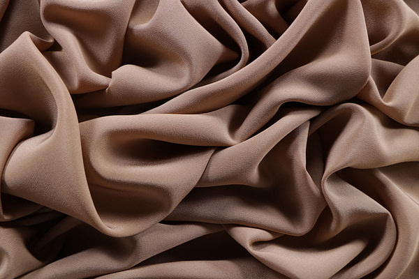 Honey brown crêpe de chine fabric in pure silk | new tess