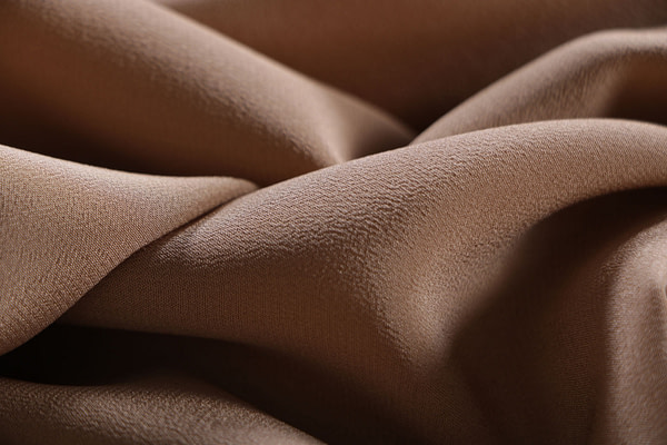 Honey brown crêpe de chine fabric in pure silk | new tess