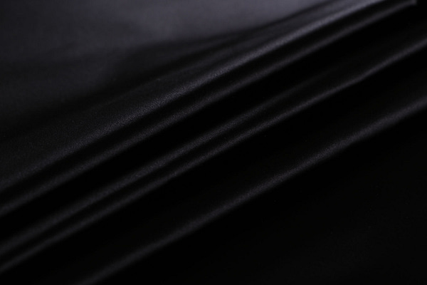 Tissu duchesse en pure soie noir pour vêtements