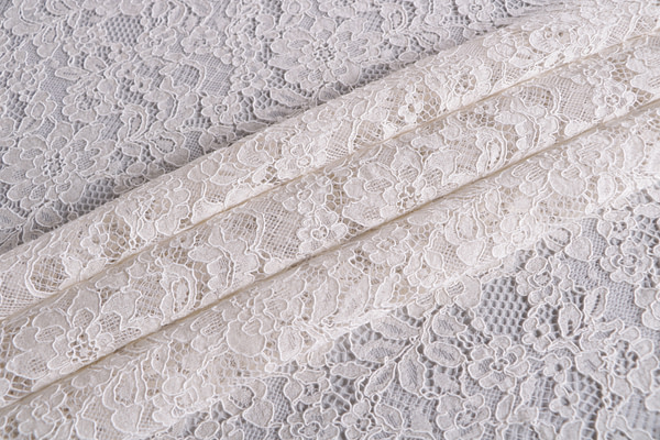 Bridal rebrodé lace fabric in ivory with double scalloping