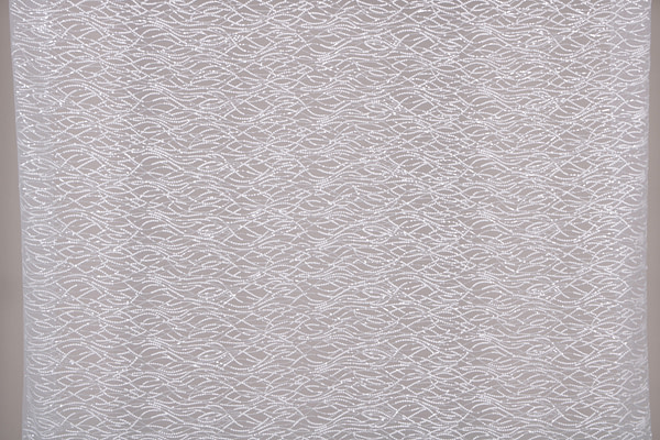 Tissu tulle blanc avec motif de ramage brodé et micro-sequins