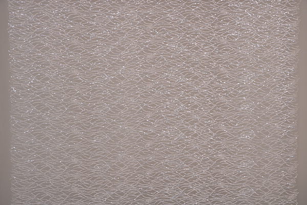Tissu tulle ivoire avec motif de ramage brodé et micro-sequins