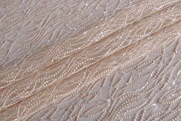Tissu tulle ivoire avec motif de ramage brodé et micro-sequins