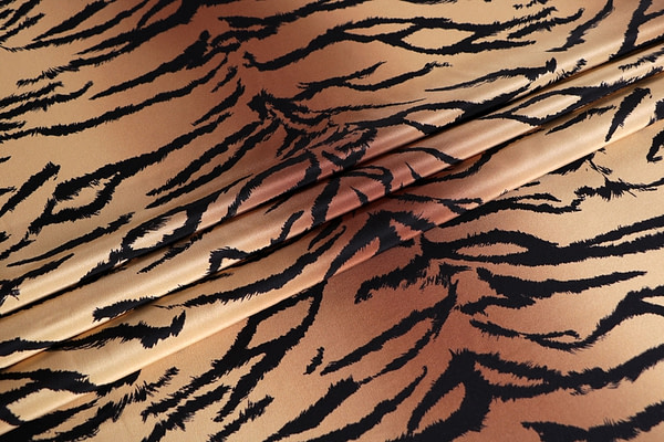 Tessuto Crepe Pelle Tigre ST000633 per Abbigliamento