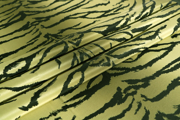 Tessuto Crepe Pelle Tigre ST000634 per Abbigliamento