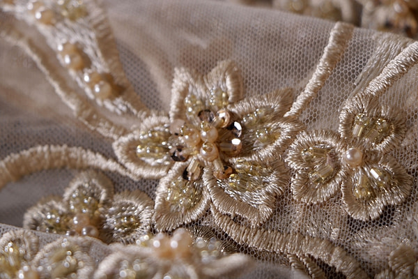 Tissu Couture Fleurs Dentelle et Broderie UN001245
