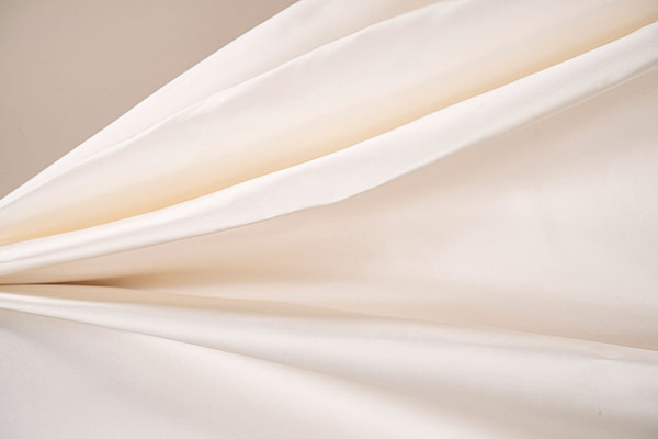 Tessuto Mikado di pura seta colore bianco avorio per abito da sposa