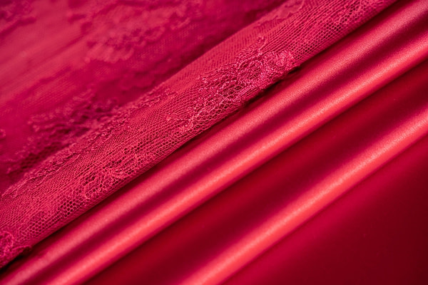 Tessuto Crepe Satin Rubino per Abbigliamento