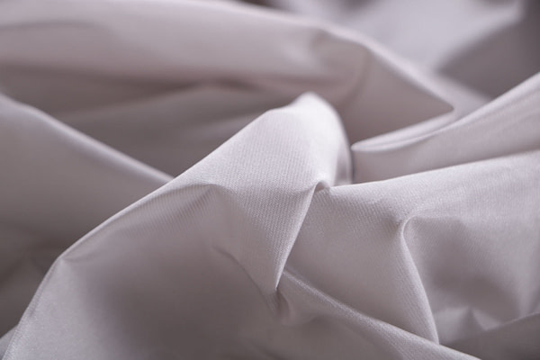 Pearl silver taffeta fabric in pure silk | new tess