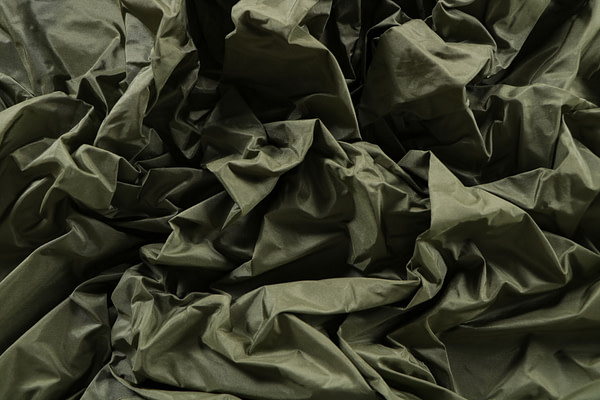 Olive green taffeta fabric in pure silk | new tess