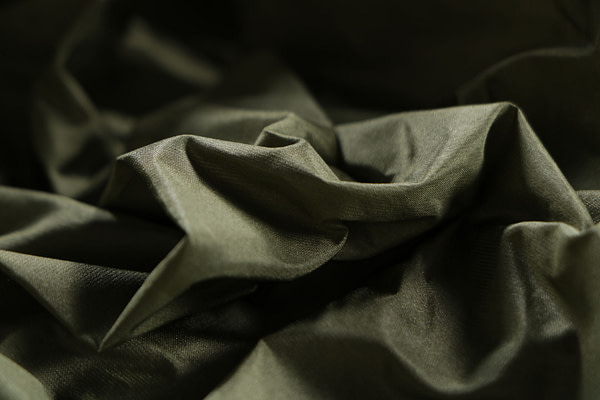 Olive green taffeta fabric in pure silk | new tess