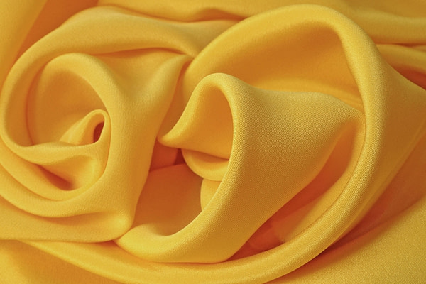 Tessuto cady e crepe de chine di seta giallo sole | new tess