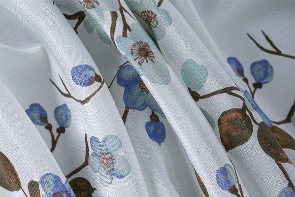 Tissu de crêpe de chine en pure soie avec motif floral | new tess