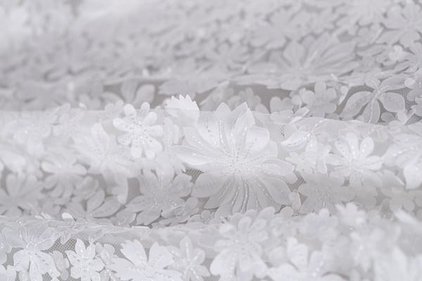 Tulle blanc avec des fleurs appliquées | new tess