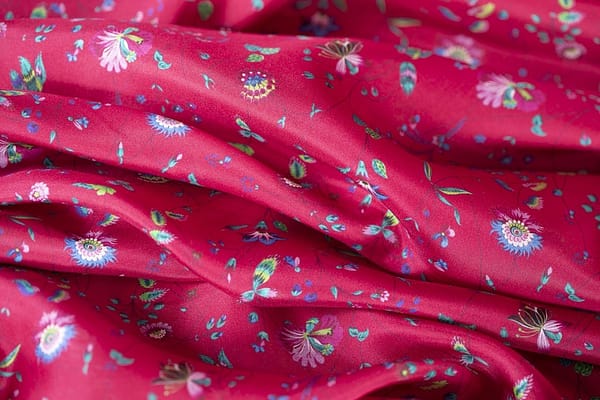 Tessuto Habutai Rosso in Seta per abbigliamento