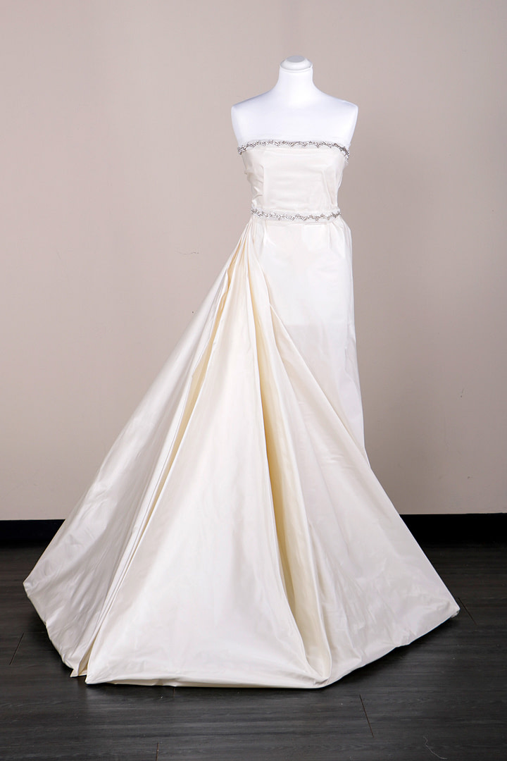 abito da sposa in tessuto radzemire di pura seta di colore bianco avorio