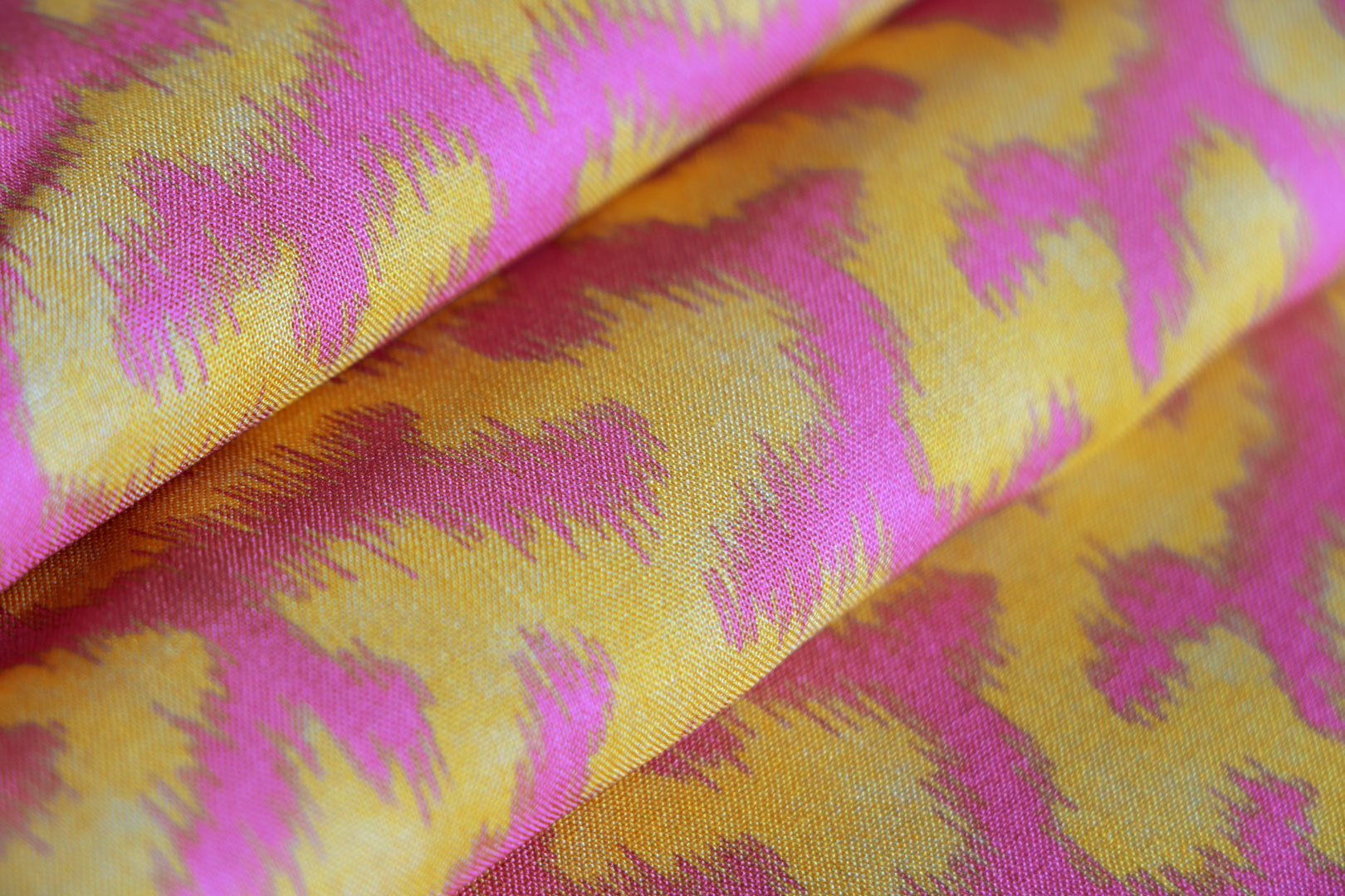 Abstract Print Apparel Fabric ST000579