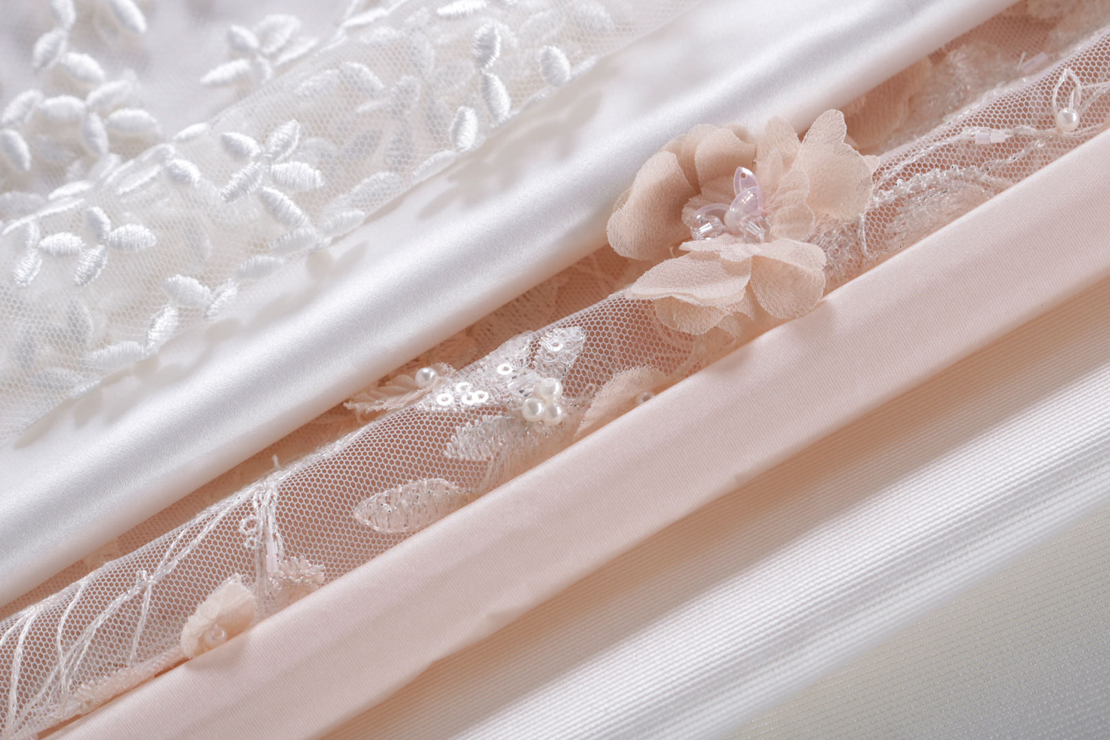 Diamonds and lace are the stars and flowers of the new Dentelle de